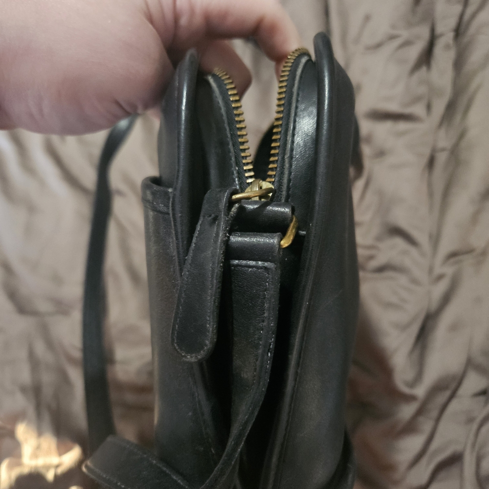 VINTAGE Coach Oliver Black Leather Bag with Gold Accents - Picture 4 of 5